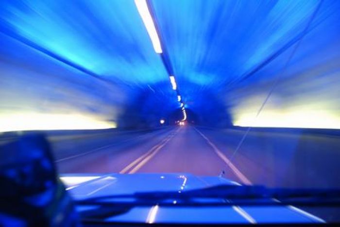 100. Tunnel met blauwe lampen.JPG